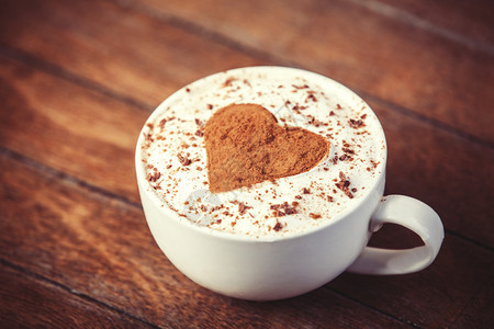 杯子上装着咖啡和可心脏的形状用图片