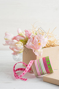 新鲜的粉红色郁金香花图片