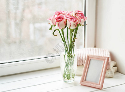 情人节玫瑰花束窗边的玫瑰和照片框背景