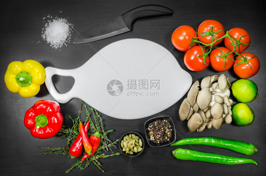 蔬菜刀子和盐的白切面图片