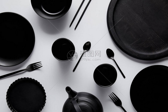 白桌上的红茶壶勺子叉子筷子杯子托盘碗盘子和图片