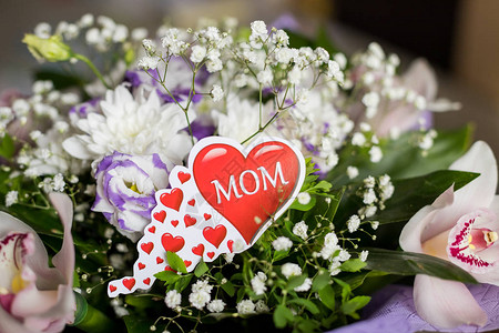 爱你的妈和由紫花制成的心脏形状图片