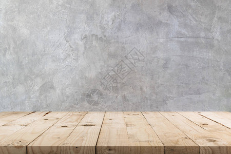 空木制桌和混凝土墙纹理及有复制空间的背景图片
