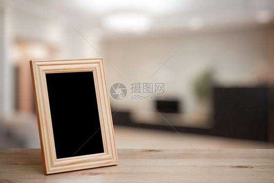 客厅木桌上的相框图片