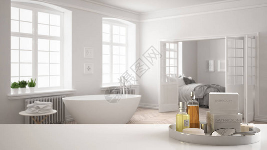 配有洗浴用品洗浴用品带卧室的模糊复古浴室现代图片