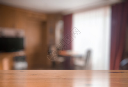 客厅里的老式木桌背景图片