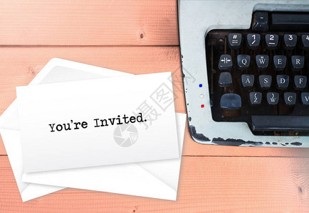 你被邀请用打字机堆叠信封图片