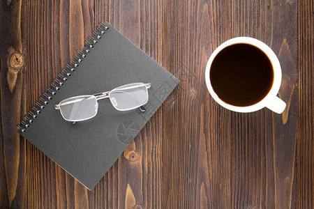 白咖啡杯黑咖啡笔记本和木图片