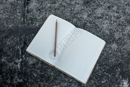 笔记本上写着简单的铅笔记本就图片
