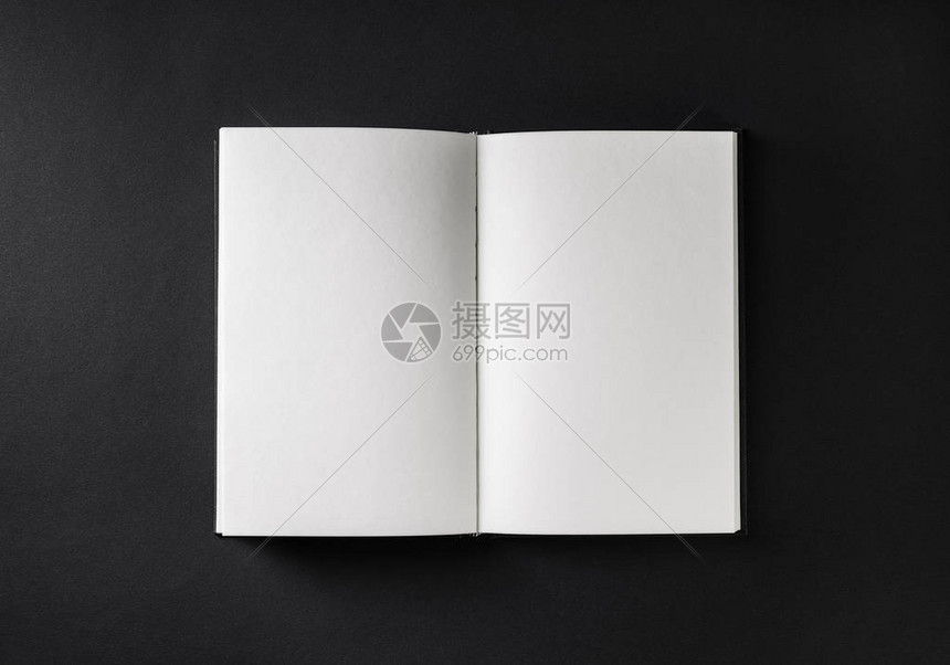 黑纸背景的空白开放书小册子或杂志图片