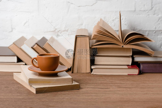 木桌上的书和咖啡图片