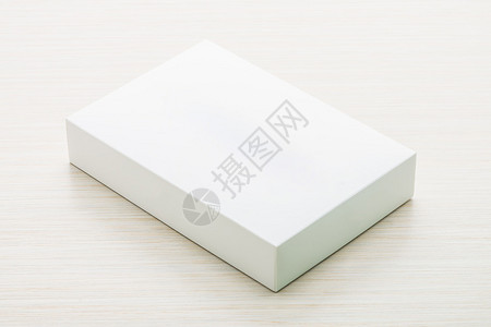 木制背景上的白盒子模型图片