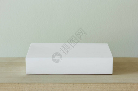木桌上的空白色纸板包装盒模型图片