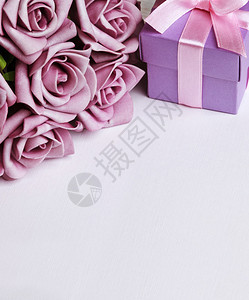 空白卡紫色玫瑰和紫色礼盒图片