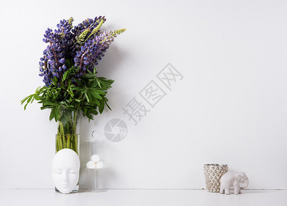 现代家居装饰配有鲜花和室内物体图片