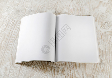 空白打开的书与轻木背景上的软阴影响应式设计模板您的设计的图片