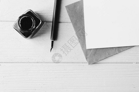 黑色和白色木桌上装有信封的旧式底笔墨水图片