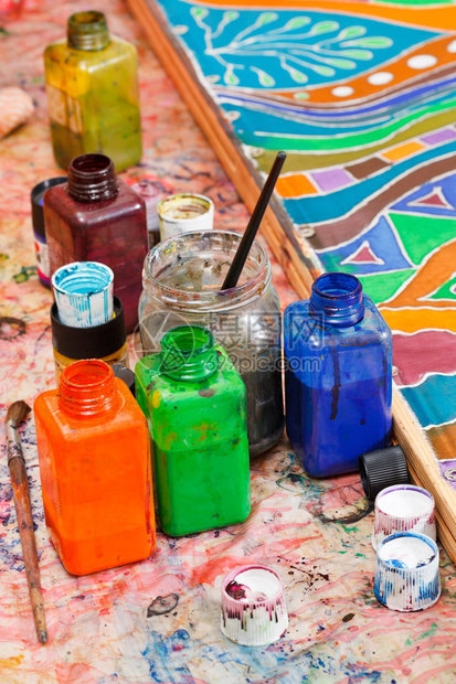 油漆笔刷有彩色颜料的瓶子和丝图片