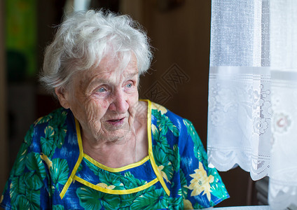 坐在窗边的老妇人图片