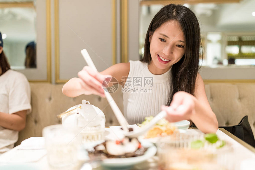 在中餐厅吃饭的女人高清图片下载-正版图片502809214-摄图网