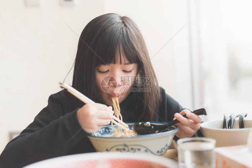 美丽的亚洲女孩在日本餐图片