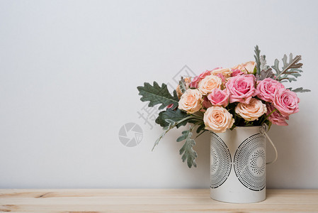 粉和蜜蜂玫瑰装饰花瓶放在室内简易家庭装图片