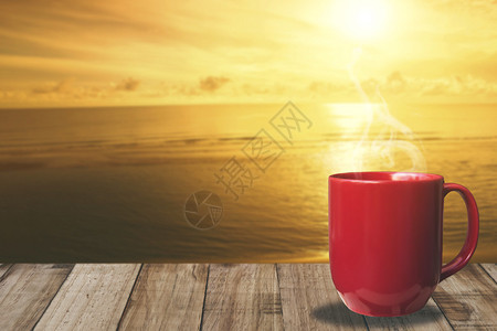 美丽的大海背景的早晨咖啡杯图片
