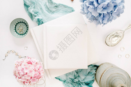 家族婚礼相册彩色花束绿宝石毯子白色背景的装饰品平图片