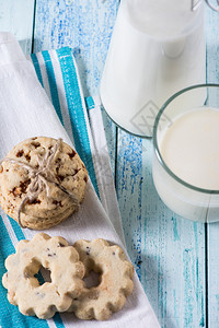 健康饼干和新鲜牛奶图片