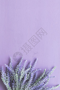 紫色木制背景上的薰衣草花图片