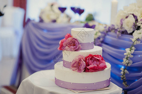 美丽的白色彩婚礼蛋糕图片