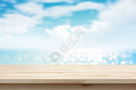 以模糊明亮的海水和夏月天空背景为顶层的木板可用于显示或图片