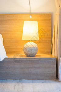 酒店房间卧室的台灯图片