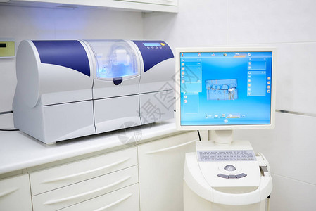 湿式研磨机和带有口腔内扫描仪的计算机牙医办公室图片