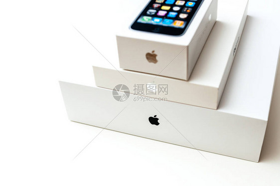 三款苹果电脑产品在白色背景的顶部包装盒子拆箱智能手机iPhoneiPad和MacBookPro图片