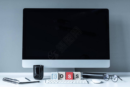 白色桌面上带有Boss字样的电脑图片