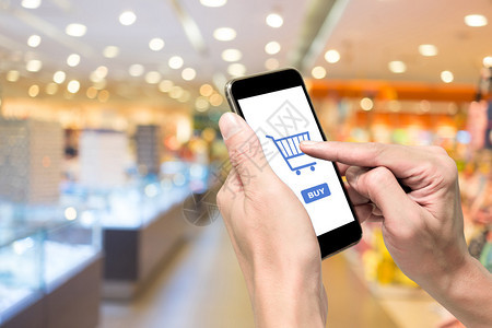 在百货公司或大型购物中心使用智能手机进行电子商务的隔离代表世界上的一切都可以通过图片
