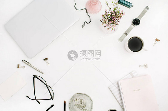 白色桌子上的柔和粉色笔记本笔记本电脑眼镜咖啡杯野花和配饰的框架图片