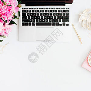 平板办公桌手提电脑的女工作空间粉红色花束顶尖女现图片