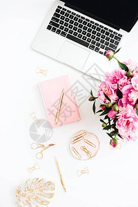 平躺式家庭办公桌带笔记本电脑的女工作区粉色牡丹花束配饰白色背景的粉色日记顶图片