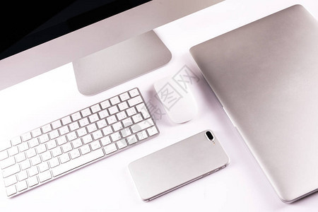 现代工作场所装有金属纸板键盘和鼠标移动电话金属笔记本电脑图片