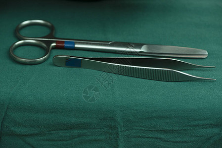 手术室桌上的静脉外动器图片