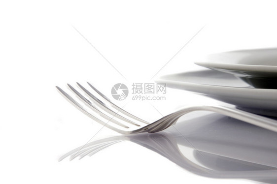 叉子和刀子在板盘上图片