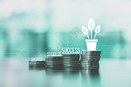 商业金融成功概念与货币图标和成功和图表双重曝光在图片上桌子上的金币和绿色图片