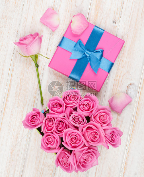 情人节粉红玫瑰和礼物盒放图片