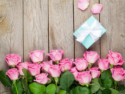 粉红玫瑰和情人节日礼品盒放图片