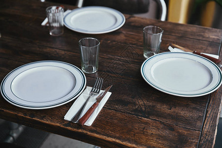 餐厅简单餐桌布置的特写镜头图片