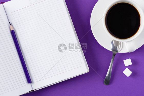 打开空白笔记本和咖啡杯的工作图片