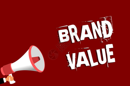 手写文本品牌价值概念意义公司从名称可识别的产品中产生的人手持扩音器扬声器红色背景图片