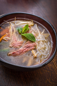 传统越南红辣牛肉面汤图片